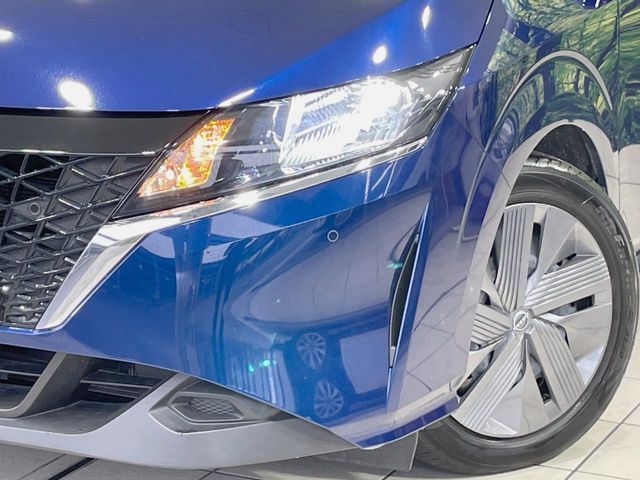 【LEDヘッドライト】悪天候や夜間走行時も良好な視界を確保し安心して運転できる高輝度LEDヘッドライトを装備！点灯速度が早く、消費電力も抑えられています。