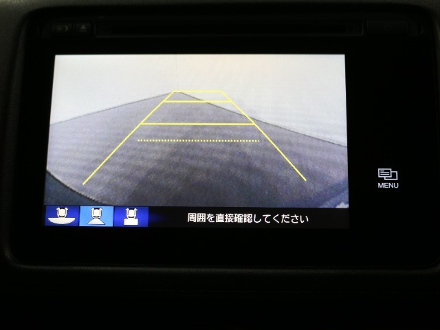 バックカメラと連携してガイドラインをナビ画面に表示し後退駐車・出入庫時のサポートをします。