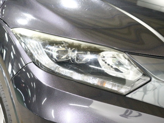 LEDヘッドライトが明るく遠くまで照らし、夜道や雨天などでの走行をサポートします。