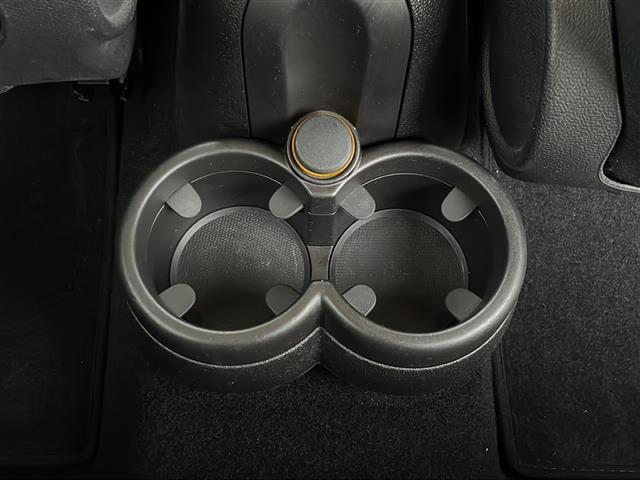 【ドリンクホルダー】長時間のドライブを快適に過ごすために、必須の車内アイテムですね。