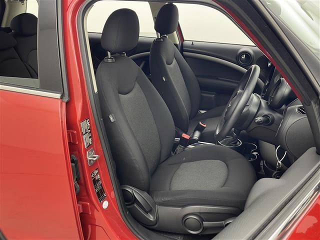 【運転席】座り心地が良いシートなので長時間の運転でも快適にお過ごしいただけます。新品のフロアマットのご注文も可能です。掲載箇所以外にご希望の写真がございましたらお気軽にお問い合わせ下さい。