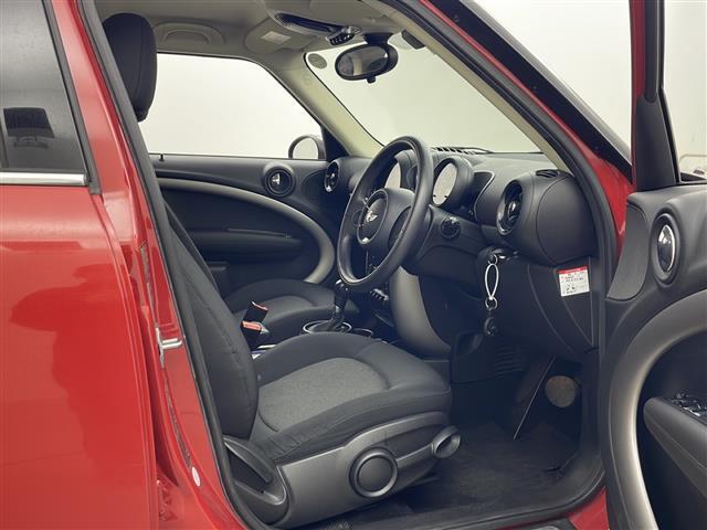 【運転席】座り心地が良いシートなので長時間の運転でも快適にお過ごしいただけます。新品のフロアマットのご注文も可能です。掲載箇所以外にご希望の写真がございましたらお気軽にお問い合わせ下さい。