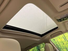 【サンルーフ】開放感たっぷりの希少装備、サンルーフが装着されています！車内に明かりを取り入れたり景色を楽しむ以外にも、車内の空気も簡単に換気できて快適です！