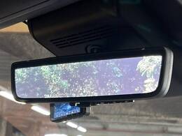 【デジタルインナーミラー】後席の大きな荷物や同乗者で後方が確認しづらい時でも安心！カメラが撮影した車両後方の映像をルームミラー内に表示。クリアな視界で状況の確認が可能です！