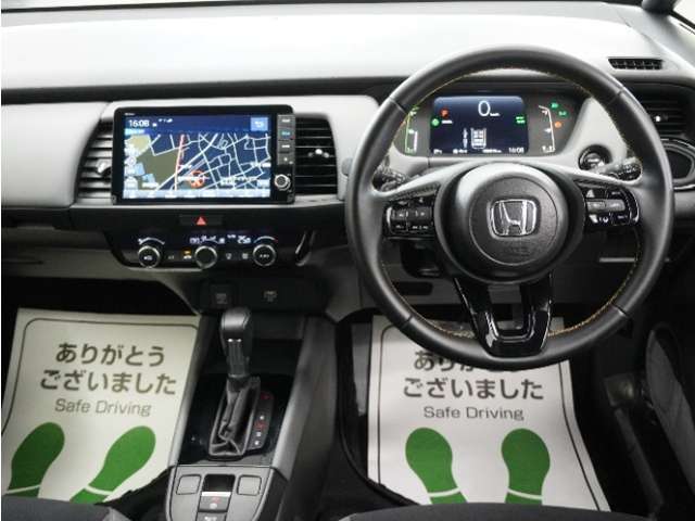 運転にかかわる様々な操作を安全に行えるように視点移動が少なく、操作性に配慮されたスイッチ類が凝縮されたコクピットです。