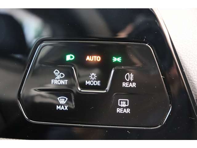 タッチボタン式のライト類操作部です。「AUTO」点灯中は自動でライトがON/OFF、になります。