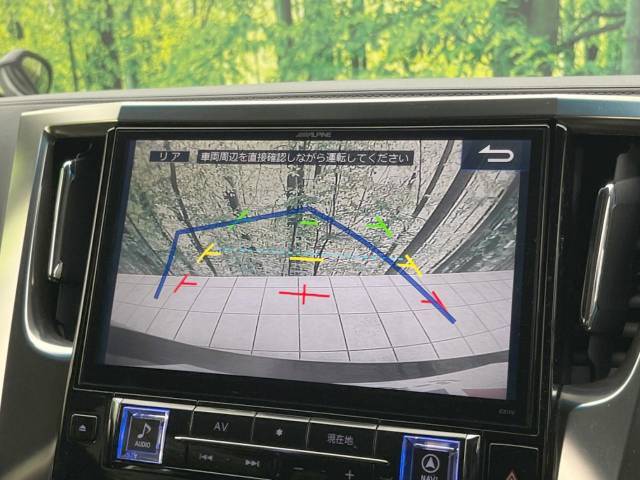 【バックカメラ】駐車時に後方がリアルタイム映像で確認できます。大型商業施設や立体駐車場での駐車時や、夜間のバック時に大活躍！運転スキルに関わらず、今や必須となった装備のひとつです！