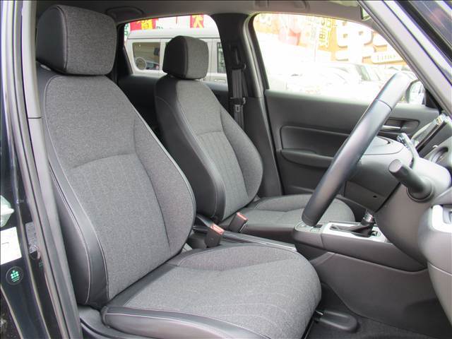 運転席シートは使用感が少なく、良好な状態になっております。前オーナーが綺麗に使っていたのがわかりますね。