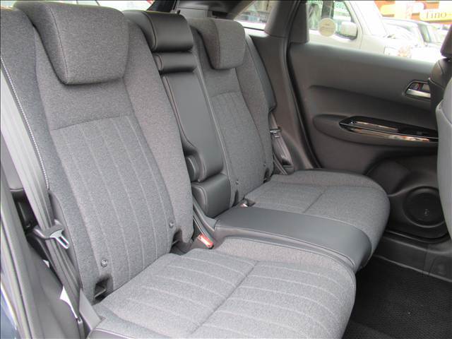 広々とした2列目は大人が乗っても快適にロングドライブが楽しめます。