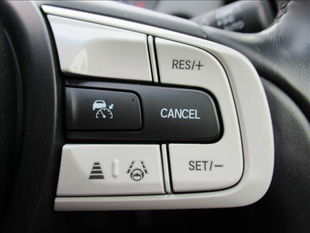 【アダプティブクルーズコントロール】予め設定した速度で定速走行。先行車に近づいたら、システムが先行車との距離や速度差を測定し、自動的に加減速。適切な車間距離を維持しながら追従走行します。