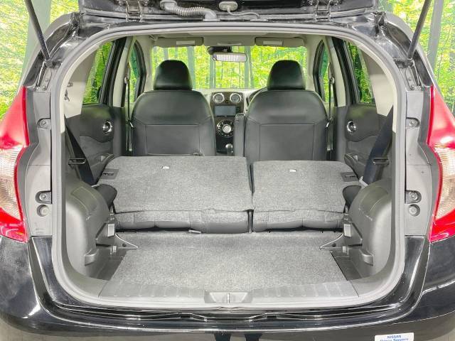 後席を格納すると、これだけの広さが！シーンに合わせたシートアレンジで、大きな荷物も積むことが出来ます♪