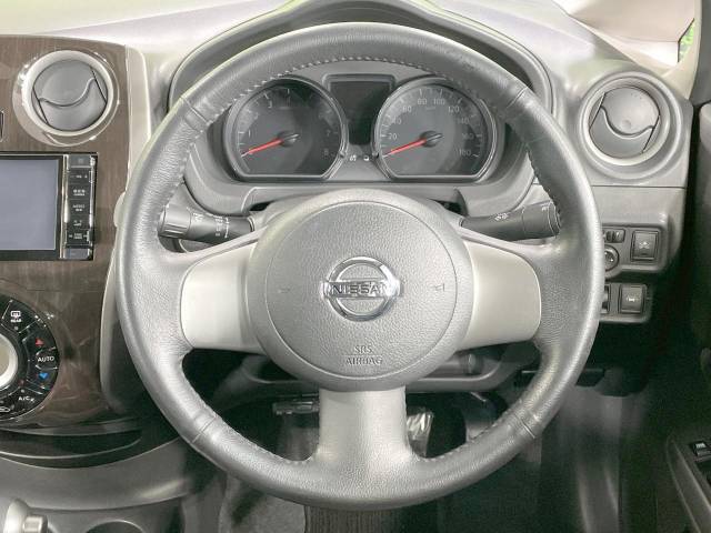 【純正革巻きステアリング】上質な革を使用することで、手にしっかり馴染みとても運転しやすいハンドルです♪