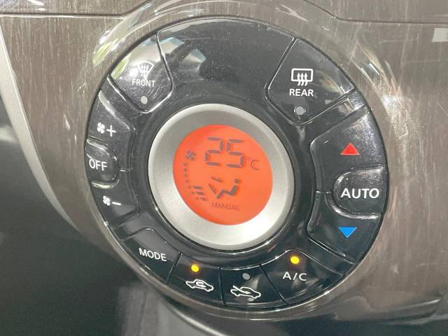 【オートエアコン】一度お好みの温度に設定すれば、車内の温度を検知し風量や温度を自動で調整。暑い…寒い…と何度もスイッチ操作をする必要はありません。快適な車内空間には必須の機能ですね♪