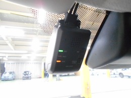 『ドライブレコーダー』動画を残すことで万が一の事態に遭遇した時の必須アイテムです！急ブレーキ・急ハンドルが起こった際、自動で記録が上書きされずに保存され、後でPC等で確認出来ます。