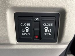 【両側スライドドア】駐車場で隣の車との間隔が狭く乗りにくい時、スライドドアなら安心！ドアオープン時も幅を取らず、開口部が広いので乗り降りがとっても簡単です。大きな荷物の出し入れも後席から可能♪