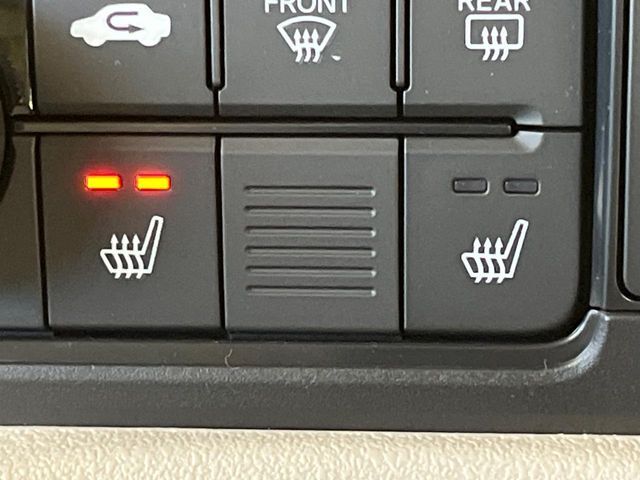 【前席シートヒーター】寒い日に重宝するシートヒーターを後席にも装備！エアコンより早く温まってくれるので寒がりの人も安心ですね♪エアコンの温風は乾燥するから苦手、という方にもをおすすめです。