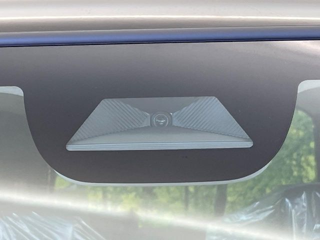 【ホンダセンシング】走行中に前方の車両等を認識し、衝突しそうな時は警報とブレーキで衝突回避と被害軽減をアシスト。より安全にドライブをお楽しみいただけます。