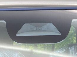 【ホンダセンシング】走行中に前方の車両等を認識し、衝突しそうな時は警報とブレーキで衝突回避と被害軽減をアシスト。より安全にドライブをお楽しみいただけます。