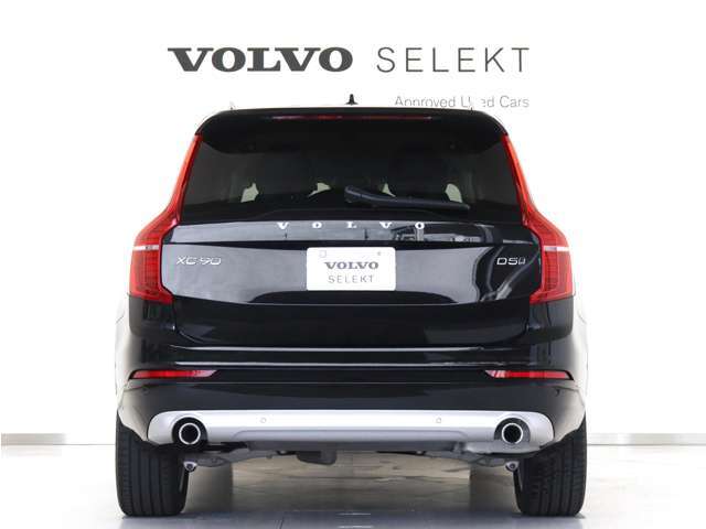 XC90には、フルサイズ SUVにふさわしい余裕ある力強さと自信に満ちた佇まいが備わっています。ボルボ伝統のスタイリングを継承したたくましいショルダーは、それをもっとも端的に表しているといえるでしょう。