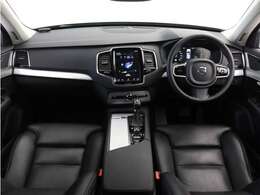 【日本に、北欧の贅沢を。プレミアム7シーターSUV】　くつろぎながら、思考を巡らせながら、目的地へと向かう。XC90の室内はそんな風に落ち着ける場所です。それはまるでファーストクラスの居心地のよさ。