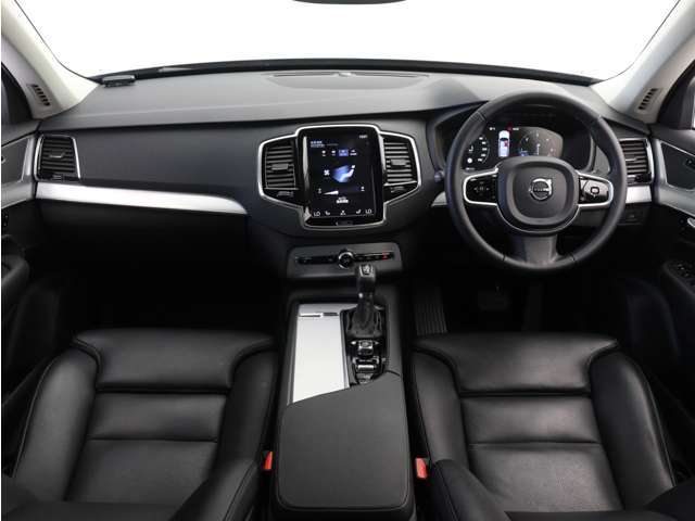 【日本に、北欧の贅沢を。プレミアム7シーターSUV】　くつろぎながら、思考を巡らせながら、目的地へと向かう。XC90の室内はそんな風に落ち着ける場所です。それはまるでファーストクラスの居心地のよさ。