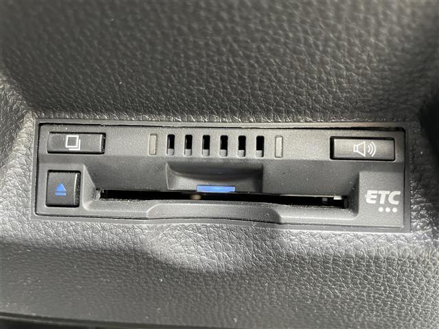 【ETC】有料道路を利用する際に料金所で停止することなく通過できる、ETC車載器（ノンストップ自動料金収受システム機器）が装備されています。セットアップを行うことで利用可能になります。
