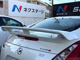 【大型リヤスポイラー】スポーツカーらしさがグッと引き立つ大型リヤスポイラーを装着♪高速走行時のスタビリティ（走行安定性）向上に役立ちます。