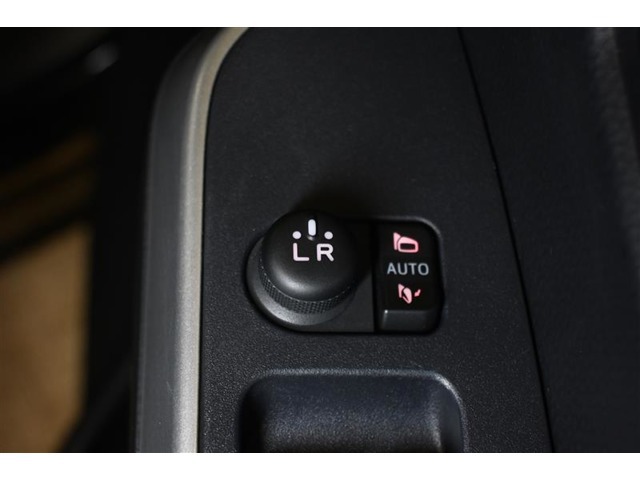 狭い場所も苦になりません。電動格納ドアミラー装備。