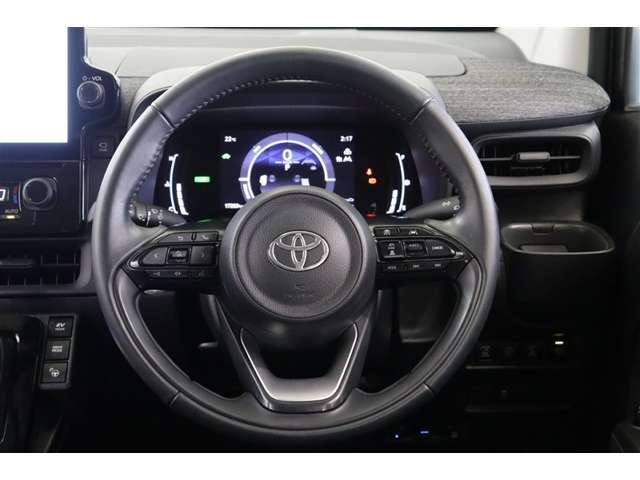 ステアリングには手先が冷える時期に嬉しいステアリングヒーターを装備しています。ハンズフリー電話や音声認識、オーディオ操作やインフォメーションディスプレイ内の表示切替えが出来るスイッチも装備しています。