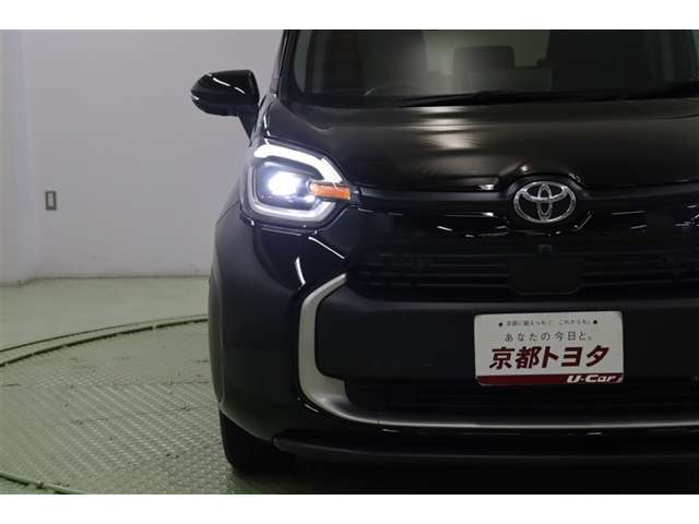 シエンタらしい個性を際立たせたデザインのヘッドランプは2灯式LED。周囲の明るさを感知して点灯・消灯するオートライト搭載。オートハイビームも搭載していますので面倒なヘッドライトの切替えは不要です。