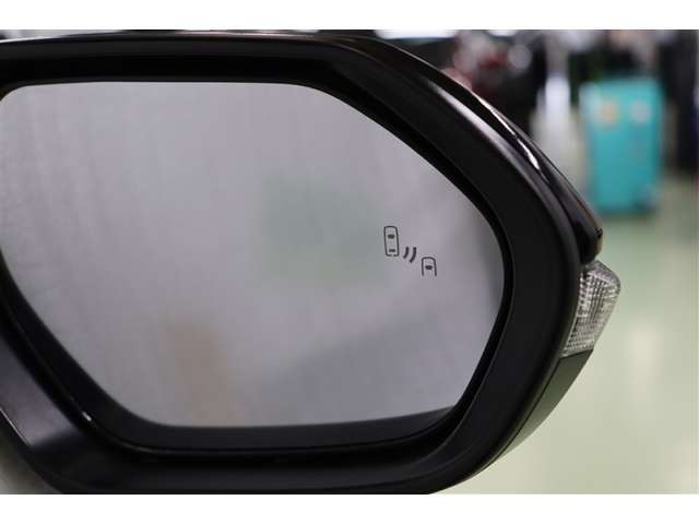 BSMを装備。さらに、バック出庫の際に左右からの接近車両を検知するRCTA、後方状況をカメラで検知し注意喚起するRCDがミラーのインジケーターの点滅と警報音で警告して安全確認をサポートしてくれます。