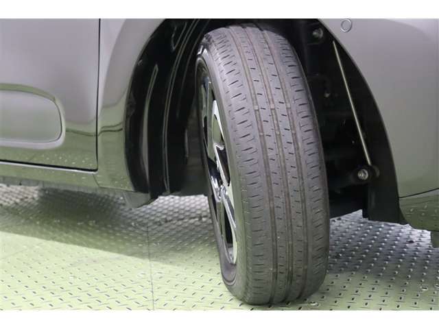 タイヤサイズ　185/65R15。