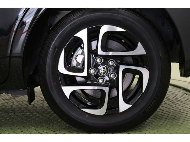 切削光輝＋ブラック塗装で個性的なデザインの純正アルミホイールを装着しています。足元をお洒落に引き締めてくれ、しっかりした走りも楽しめますよ。