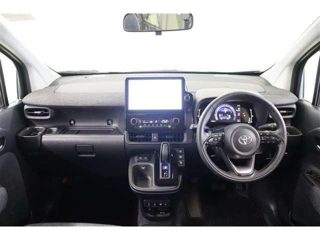 必要なものがシンプルに配置され、低い位置で水平を取ったインパネと大きなガラス面で広々と視界が広がる運転席まわりです。手が届きやすいところに便利な収納が備わっているのも魅力です。