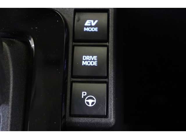 夜間など、静かに走行したい時に便利なモーターのみで動くEVモードへの切替えが出来ます。また、気分や走行状況に合わせてECO・NORMAL・POWERを選べるドライブモードセレクトも装備されています。