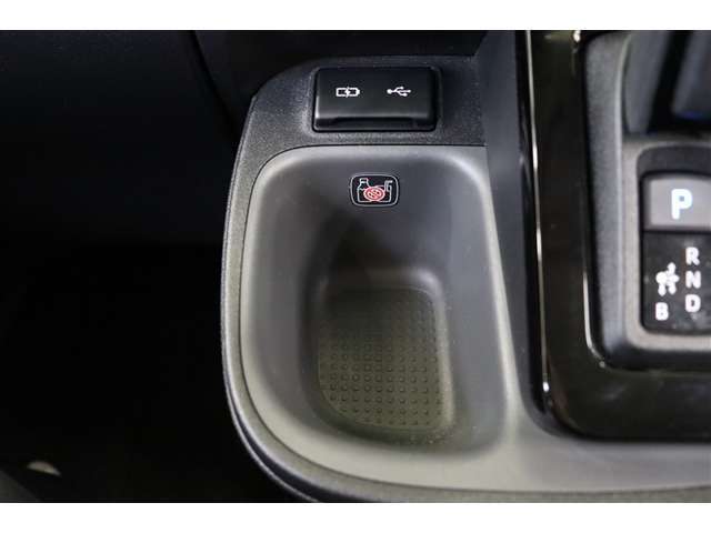 データ通信用と充電用のUSBポートが装備されています。iPhoneやスマホを繋いで音楽を再生したり、充電したり。車内にあると便利なアイテムですね！充電中のスマホの置き場に便利なポケットも備えています。