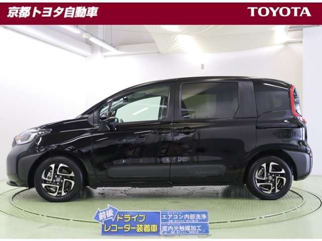 両側ハンズフリーパワースライドドアです。スマートキーを持っていれば、フロントドアハンドル床下奥のセンサー部に足先を出し入れするだけでスライドドアが自動で開閉。両手がふさがっているときなどに便利です。