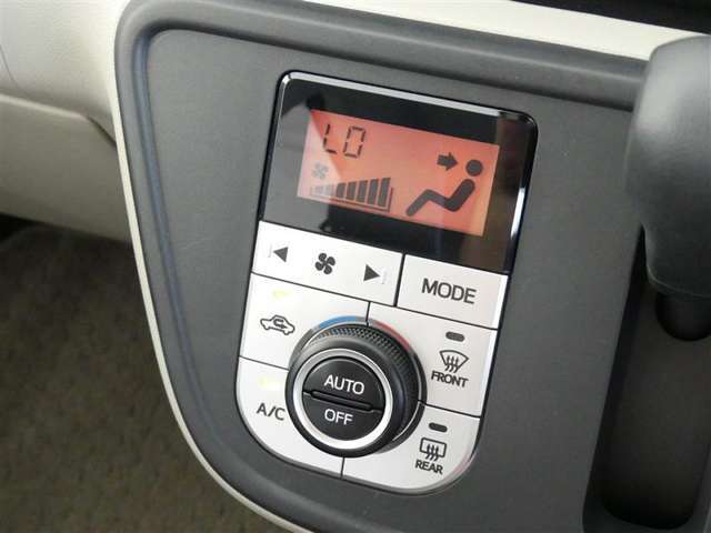 オートエアコン装備です。オートで空調を行ってくれるので車内は、とっても快適！だからドライブもさらに楽しい！