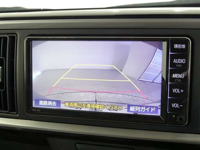 バックガイドモニター付き。車両後方の映像をナビ画面に表示し、駐車などの後退操作をサポートします。