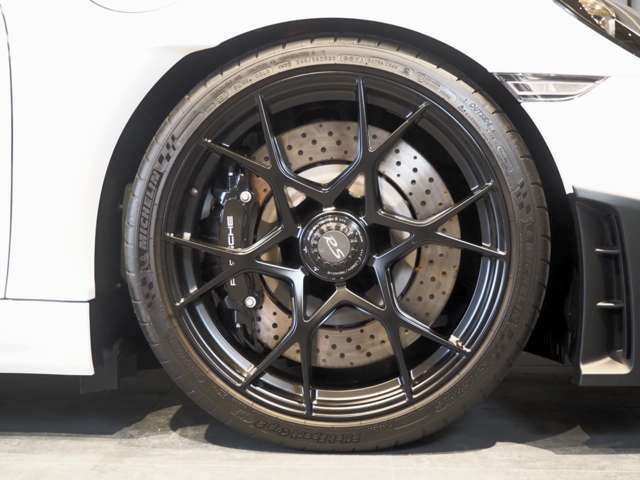 ＜OP＞サテンブラック塗装20インチ718CaymanGT4RS鍛造アルミホイール/ブレーキキャリパー(ハイグロス・ブラック)