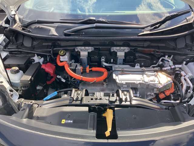 e-POWERはエンジンを発電専用にしてエンジンの作動時間を短縮。さらに、ごくわずかな減速でも回生エネルギーがとれるよう設定して、あらゆる走りのシーンで優れた燃費性能を発揮します。