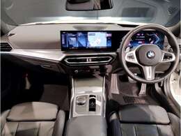 BMWの運転席はドライバーオリエンテッドという構造を採用。ドライバー目線の操作がしやすい設計になっており、ドライブ中にも目線の移動が少なく運転中にも簡単に操作ができます。