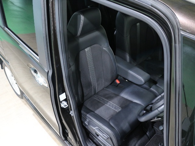 程よい硬さとホールド性が高いシートで長時間運転も快適です。