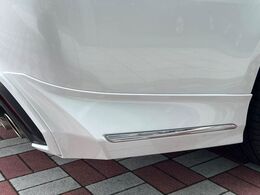 【純正エアロ】人気の純正エアロを装備！クルマの外観がよりスタイリッシュになり、街中で存在感あふれる1台に♪将来買い替える時にもリセールに影響しやすく、価値ある人気の装備です！