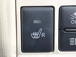 【シートヒーター】寒い日に重宝するシートヒーター！エアコンより早く温まってくれるので寒がりの人も安心ですね♪エアコンの温風は乾燥するから苦手、という方にもをおすすめです。