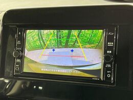 【バックカメラ】駐車時に後方がリアルタイム映像で確認できます。大型商業施設や立体駐車場での駐車時や、夜間のバック時に大活躍！運転スキルに関わらず、今や必須となった装備のひとつです！