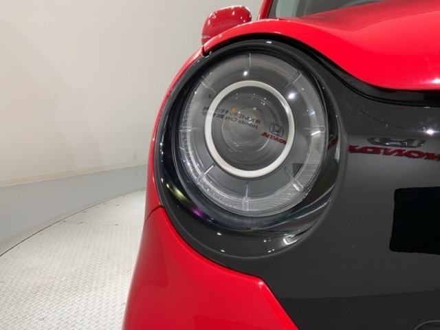 LEDヘッドライトは、点灯の瞬間から最大光量を発揮し、突然暗くなるトンネルなどでの安定感を高めます。