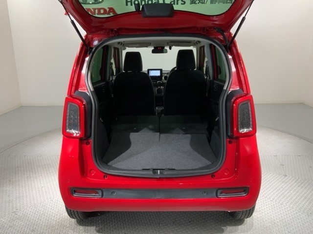 リアシートを倒すと、ラゲッジスペースを広くお使いいただけます！