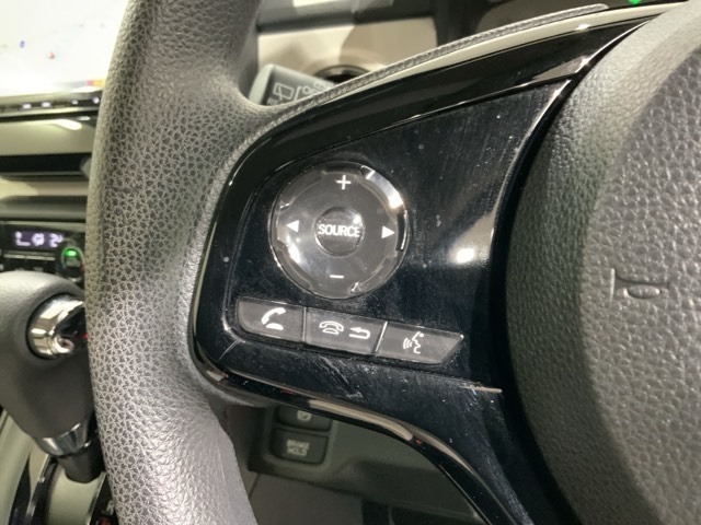 ステアリングにオーディオ操作スイッチが付いています。オーディオ画面に直接タッチしなくても操作が出来ますので、運転に集中できます。