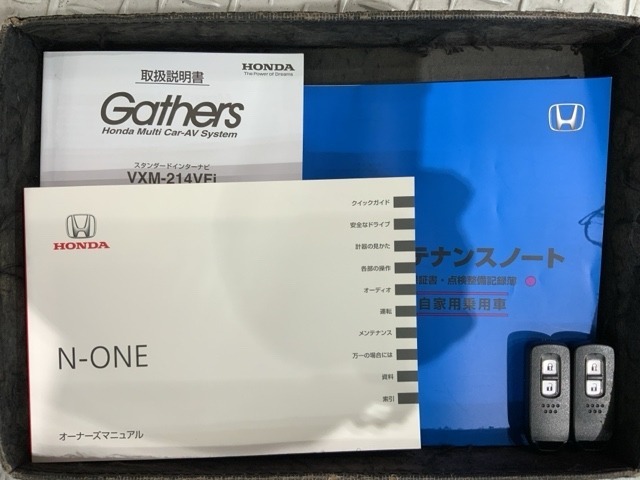 スマートキーは鍵をバッグに入れたままでもドアロックの開閉やエンジンのON・OFFができます。夜間や雨の日も鍵を探さなくて良いので便利です。